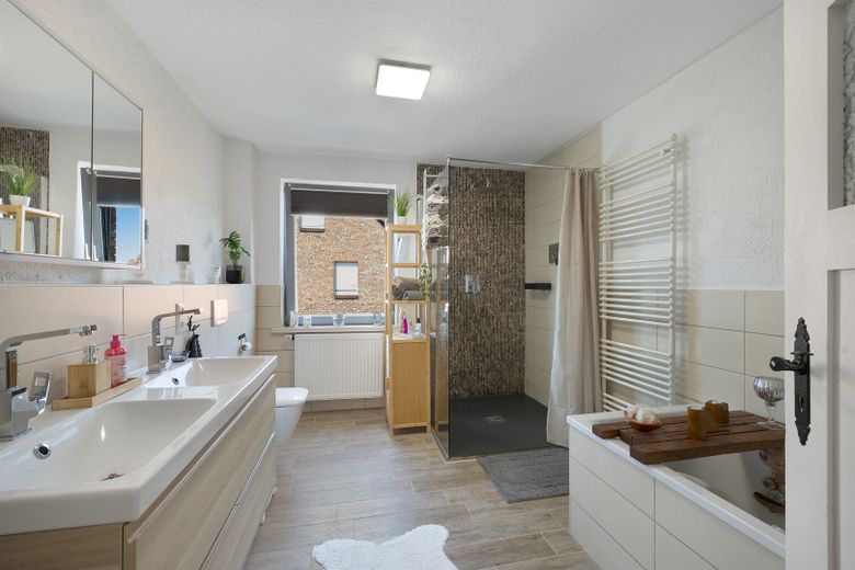 Modernisiertes Einfamilienhaus mit Anbau/ Scheune auf 1.436 m² Grundstück in Ilsede-Groß Lafferde – Badezimmer
