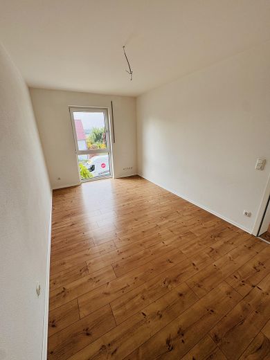 Ampio appartamento di 2,5 locali al piano superiore con balcone a Hemau – Foto 6