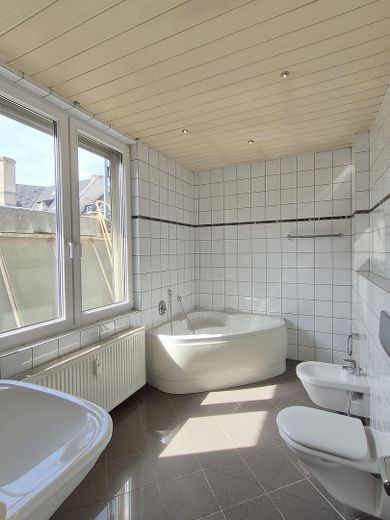 Mehrfamilienhaus, Dreifamilienhaus mit Loft Charakter u. Dachterrasse in Krefeld – Badezimmer Wohnung 2