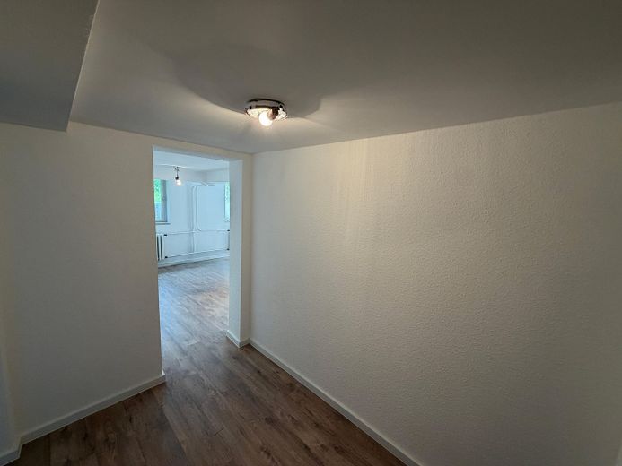 Jasny, elastyczny lokal użytkowy w Bonn – idealny na biuro lub gabinet – Eingang/ Flur