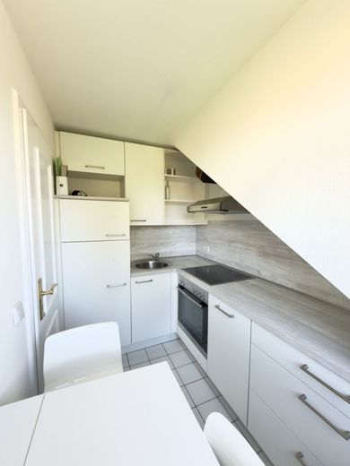 Stilvolles Dachgeschoss-Apartment in historischer Hofanlage von
Köln-Zündorf – Blick in die Küche