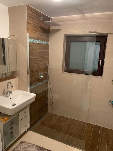 Bad + begehbare Dusche 