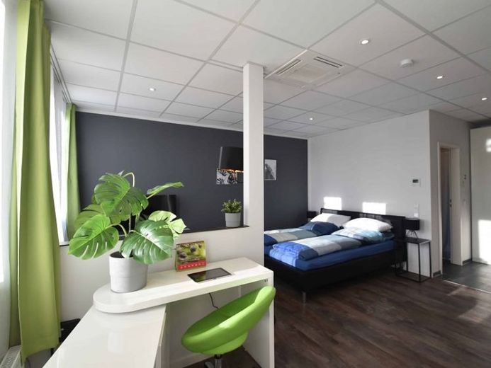 sofort verfügbares 1-Zimmer-Penthouse-Apartment, renoviert und voll ausgestattet, zentral in Niederrad – Foto 1