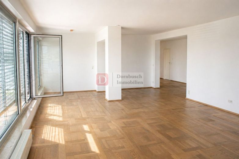 Top!! Penthouse mit großer Südwest-Dachterrasse und Skylineblick – Wohn- und Essbereich Bild 2