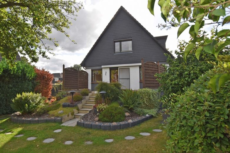 1.296 m² arsa – Tek ailelik ev veya 2 konut birimli ikiz ev mümkün – Hausansicht hinten