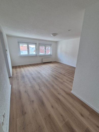 Frisch renovierte 5-Zi.-DG-Wohnung | Balkon | EBK | 85 m² | Schwäbische Alb | provisionsfrei – Wohnzimmer