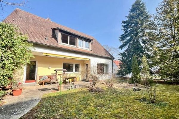 Großes Grundstück - Haus mit 2 Einheiten in Abenberg.