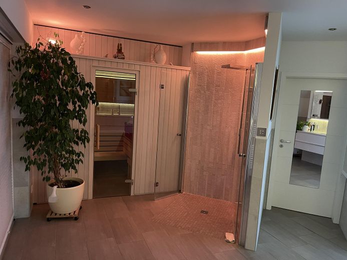 KfW40 Einfamilienhaus, 9Kw-PV-Anlage, Wärmepumpe LWZ 304 Sol – Bad- Sauna OG