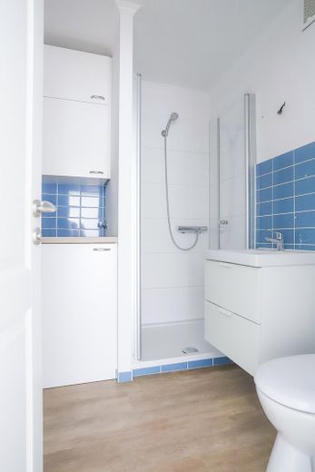 Frisch renoviert & neuwertig: Charmante 2-Zimmer-Wohnung mit Loggia in Barmstedt – Das moderne Bad & WC