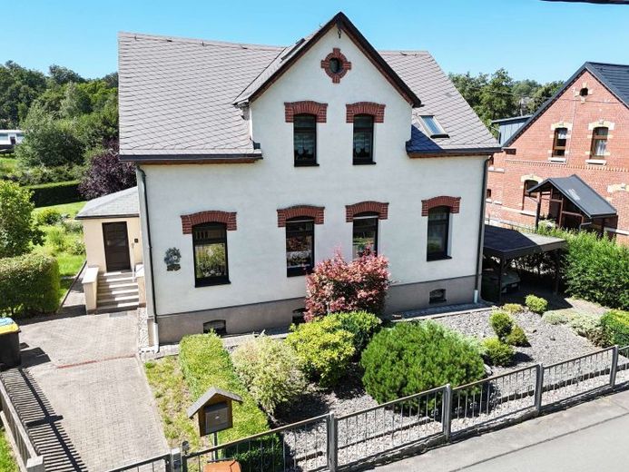 Großzügiges Familienhaus mit Carport, Garage & großem Garten in Auerbach – Foto 1