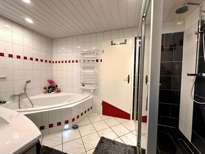 ***Einfamilienhaus mit Charme und vielseitigem Nebengelass*** – Vollbad