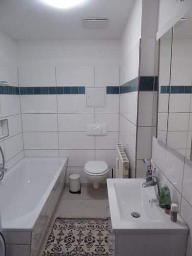 Attraktive, sehr schön möblierte 3-Zimmer Wohnung in Erfurt – Bad