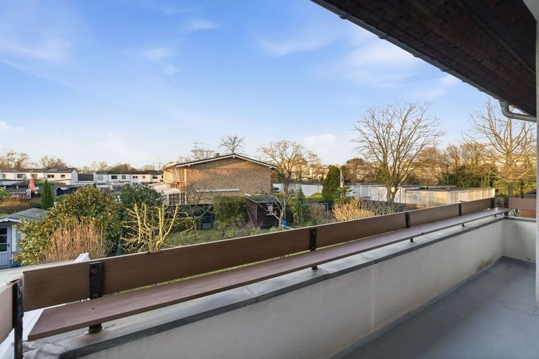Reihenmittelhaus mit Terrasse, Loggia und Garage in Köln-Seeberg – Loggia