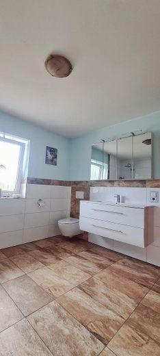 Provisionsfreies Einfamilienhaus in Wittislingen: 2.190m² Traumgrund, Außenpool, Whirlpool & Sauna – Bad