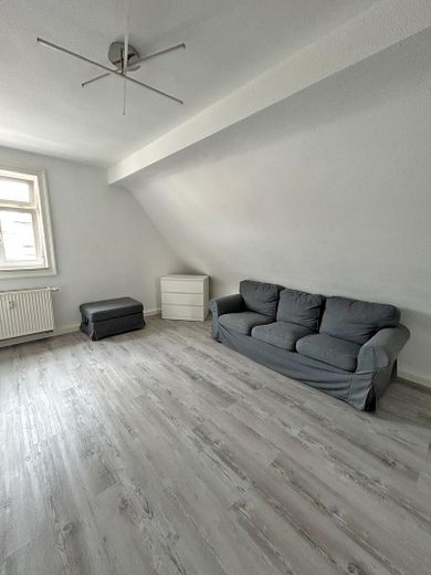 2-Zimmer-Wohnung mit neuwertiger EBK + saniertem Tageslichtbad zentral in Ubstadt – Zimmer 1