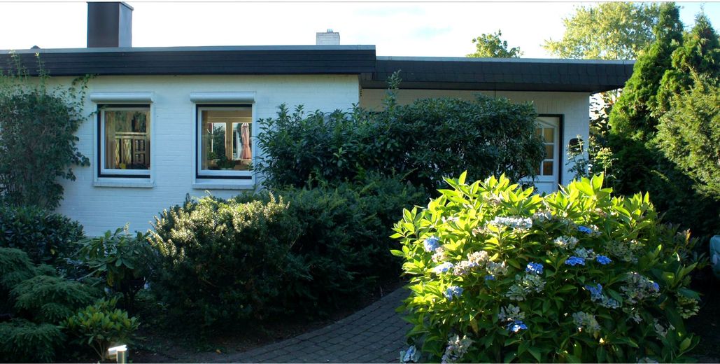 Atrium Bungalow alles auf einer Ebene in Schenefeld Dorf direkt am Klövensteen Forst – Bungalow vordere Front