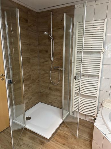 Senza provvigione: porzione di bifamiliare in stile casa svedese con sauna, ampio giardino e vista sui campi – Dusche im OG
