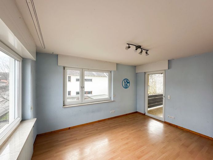 Panorama-Immobilie mit Weitblick: Einfamilienhaus in ruhigem Umfeld! Garten, Garage, Pool! – Kinderzimmer links