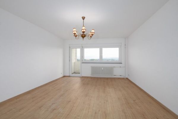 Aussicht genießen, Potenzial entfalten – 2 Zimmer mit Balkon & Garage