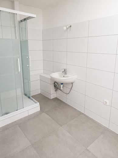 Nowoczesny umeblowany pokój we wspólnym mieszkaniu w Mannheim-Käfertal – Badezimmer