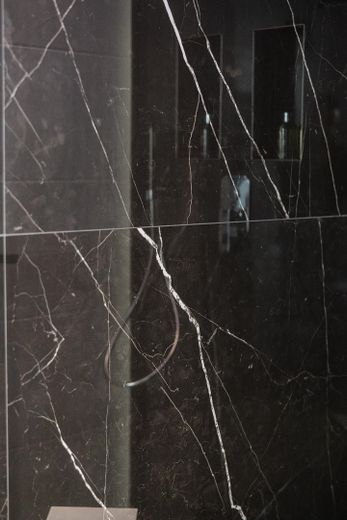 Designer-Penthouse mit Traum- Dachterrasse und Blick über Isarhochufer: PROVISIONSFREI – Nero Marquina Fliesen