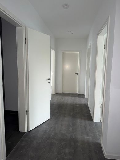 Moderne 4-Zimmer-Wohnung mit großzügiger, überdachter Terrasse/Balkon, Aufzug & Wärmepumpe – Foto 8