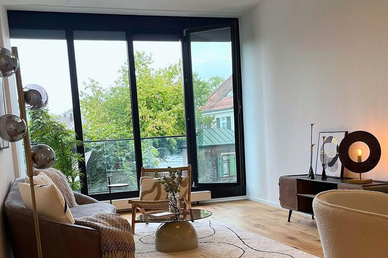 Wohnen mit Anspruch – zentral, großzügig & mit Balkon vor allen Zimmern – Entspannen mit Blick ins Grüne