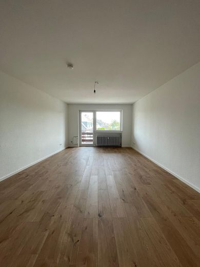 Im Herzen von Büderich - in 2024 kernsanierte wunderschöne 2-Zimmerwohnung mit Balkon – Wohnzimmer -Archivbild -