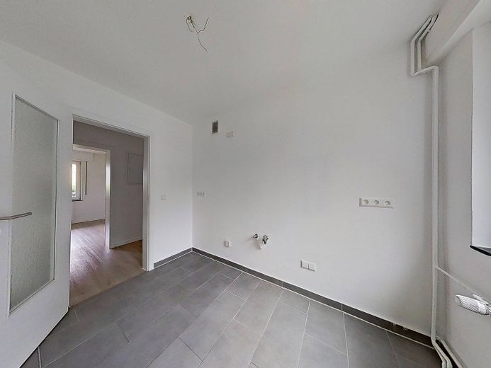 ERSTBEZUG NACH SANIERUNG: Lichtdurchflutete 3-Zimmer-Wohnung mit Terrasse – Ansicht II: Küche