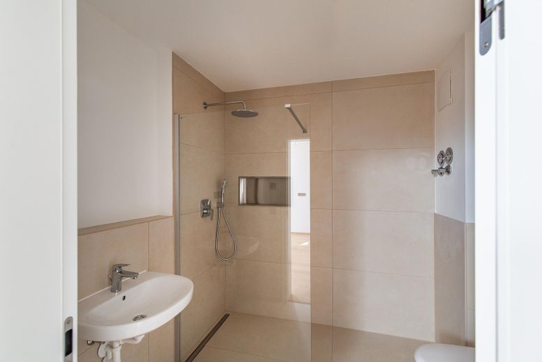 PROVISIONSFREI - Traumhafte Galerie-Wohnung im Erstbezug am Dorfplatz von Augsburg-Inningen – Badezimmer UG
