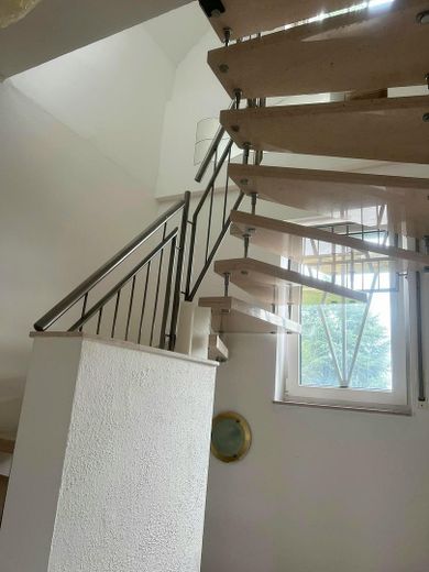Freistehendes Einfamilienhaus mit Südgarten, großzügiger Garage & ausgebautem Dachgeschoss – Treppenhaus Mitte