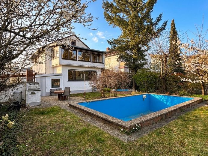 Freistehendes Zweifamilienhaus mit Pool und gewachsenem Garten – Hausansicht Gartenseite