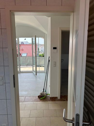 Moderne 3-Zimmer-Dachgeschosswohnung mit Balkon, Loggia & Einbauküche – Foto 23