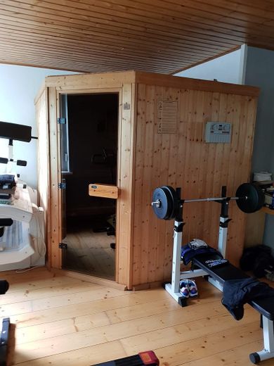 Luksusowe mieszkanie w centrum miasta z tarasem na dachu nad dachami Aue – Sauna