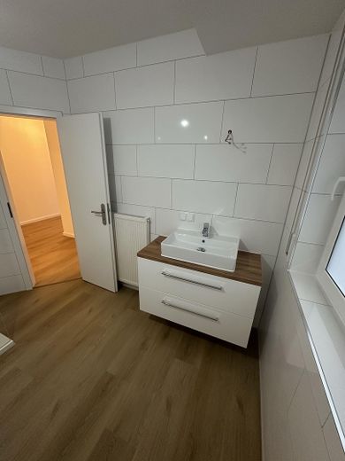 Kernsanierte 3-Zimmer-ETW, 2 Stellplätze, 900 € Kaltmiete, Provisionsfrei – Bad