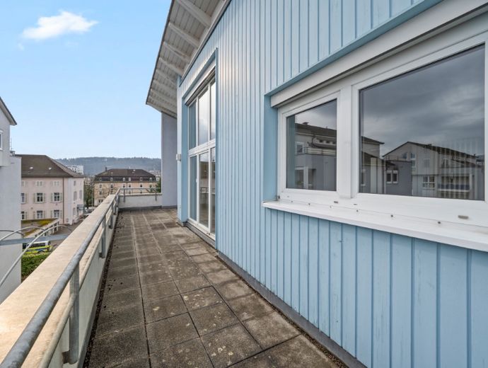 WOHNEN MIT WEITBLICK – STILVOLL, MODERNISIERT UND ZENTRUMSNAH IN RHEINFELDEN – Dachterrasse Ost 