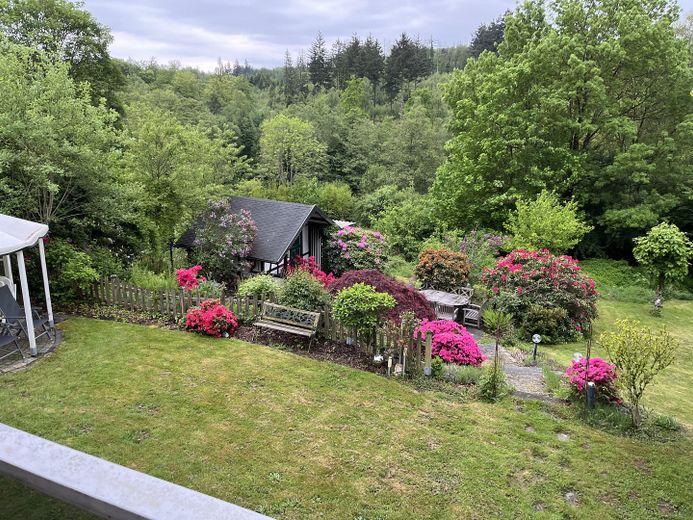 Großzügiges Architektenhaus mit Einliegerwohnung auf traumhaft angelegtem Grundstück – Blühender Garten