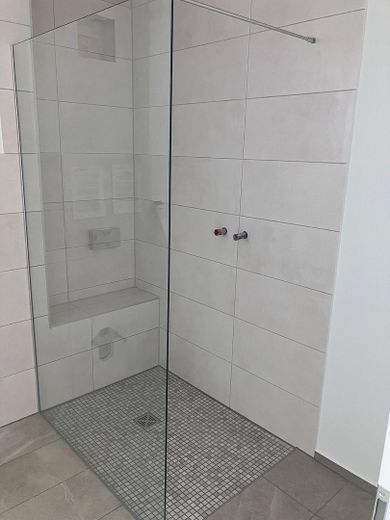 Einziehen & Wohlfühlen: Erstbezug 137m² mit Terrasse, Garten, Carport & Stellplatz in VS – OG - Bad Dusche