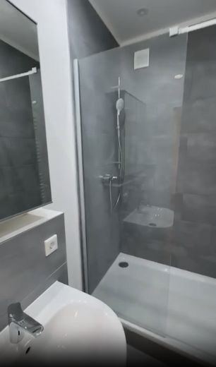 Möbliertes WG-Zimmer in renovierter 4er-WG eigenem Balkon in Lichtenhof! – Badezimmer