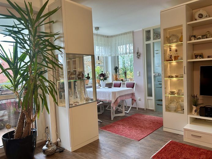 Wohnzimmer, Blick auf Erker