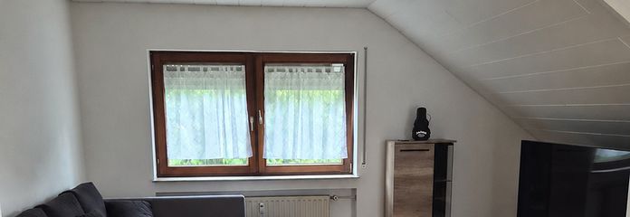 Beautiful, spacious top-floor apartment in a quiet location – Wohnzimmer 