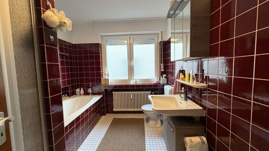 Gepflegtes Zweifamilienhaus auf Erbpacht mit Potenzial in Datteln! – Hauptbad OG