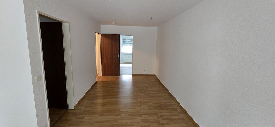Immediately available 2-room apartment in a central location with balcony – Foto 2