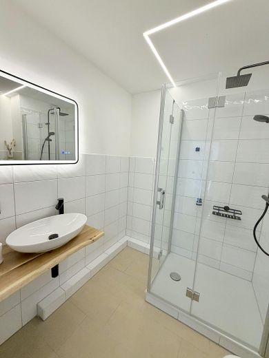 Appartement 3 pièces fraîchement rénové et libre, avec balcon orienté au sud – Bad
