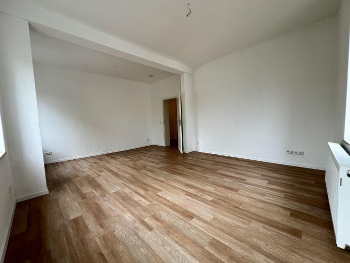 Schicke 4R-Wohnung | EBK | großes WoZi | Balkon | 2 Bäder – 25m² Wohnzimmer