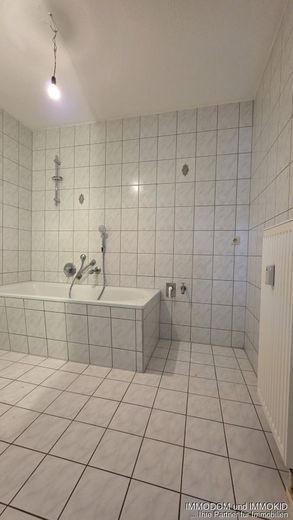 3-Zimmer-Dachgeschoss-Wohnung mit EINBAUKÜCHE in Zwickaus Nordvorstadt an KAPITALANLEGER zu verkaufen! – Bad