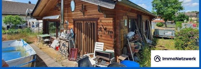 Hütte mit zwei großen Garagen