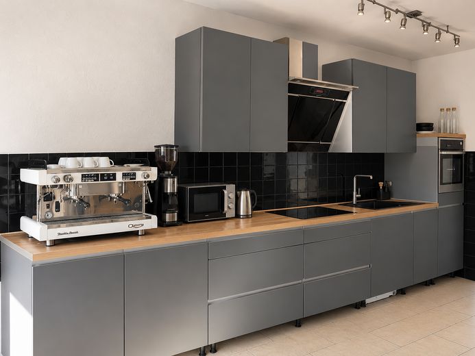 Abitare nel lusso in un attico di 200 m² con capannone, officina, produzione e attività commerciale – Küche Besprechung 1.OG