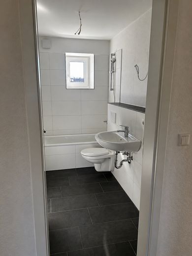 Frisch sanierte, moderne 2-Zimmerwohnung in Schwandorf-Ettmannsdorf – Bad