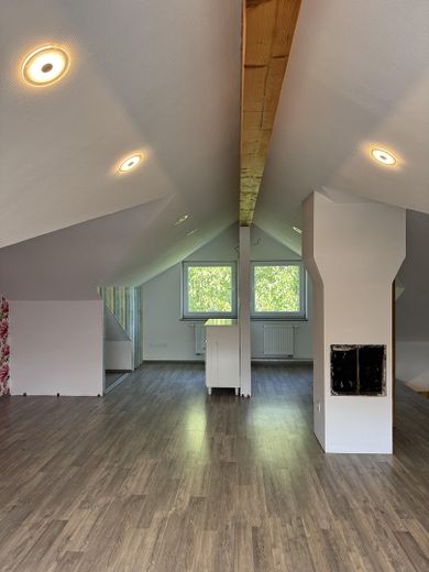 Gepflegtes Reihenmittelhaus in ruhiger Lage mit Garten und Garage – Studio im DG
